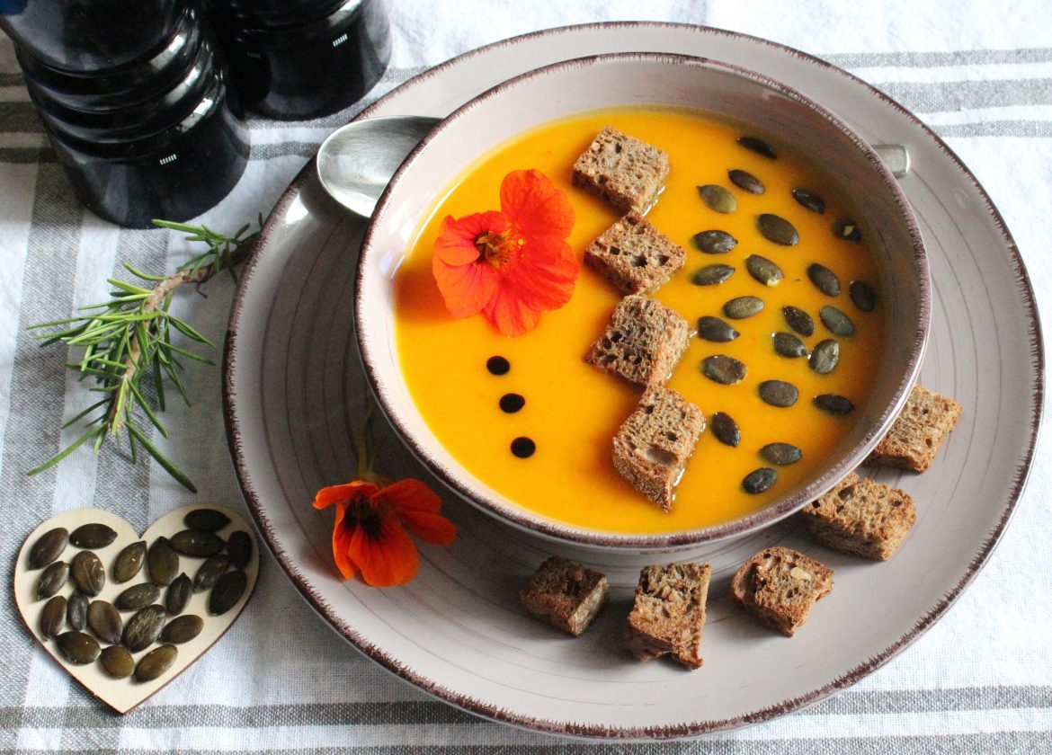 Hokkaido-Kürbissuppe mit selbstgemachten Croutons Hokkaido-Kürbissuppe mit selbstgemachten Croutons