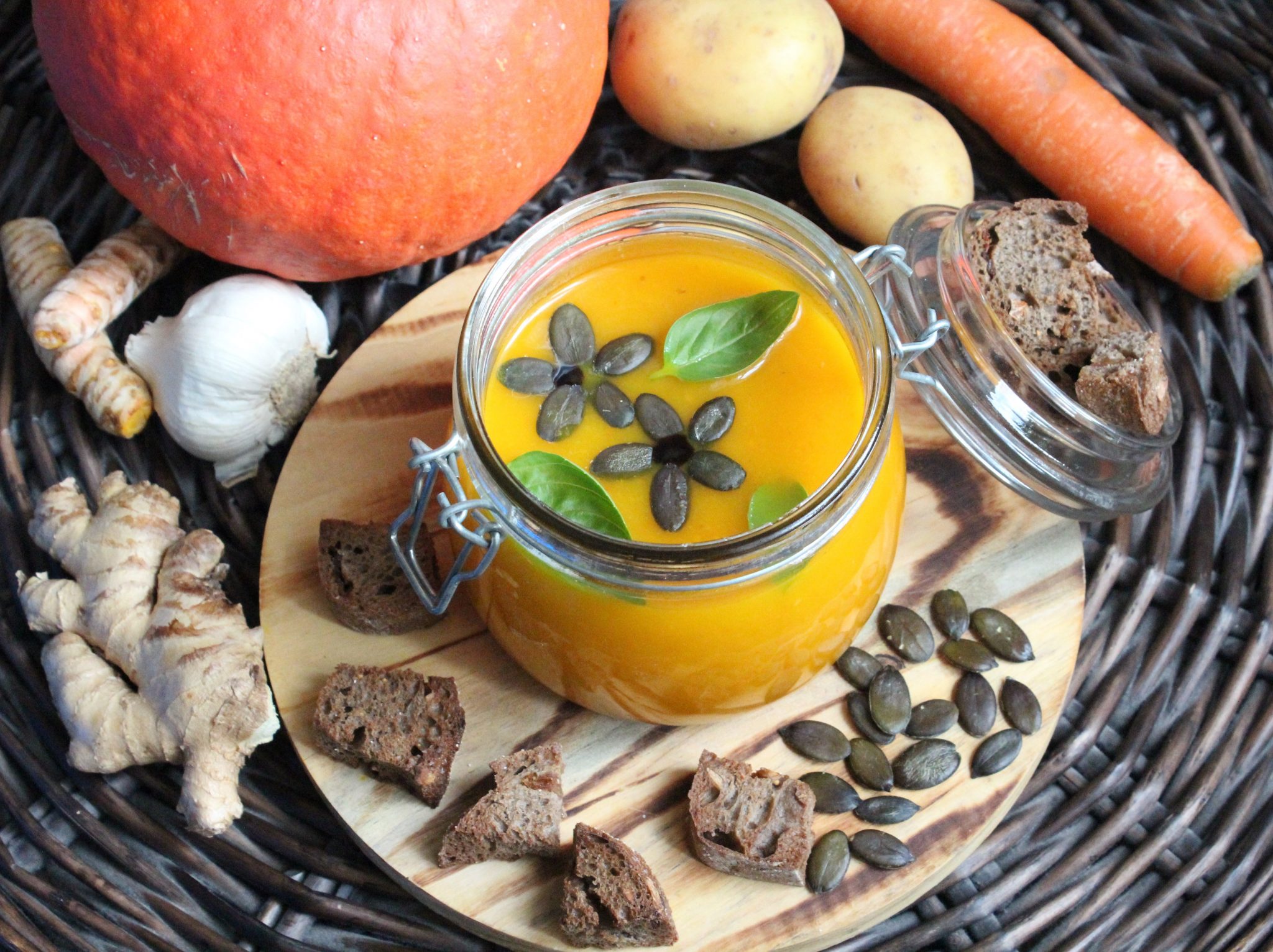 Hokkaido-Kürbissuppe mit selbstgemachten Croutons